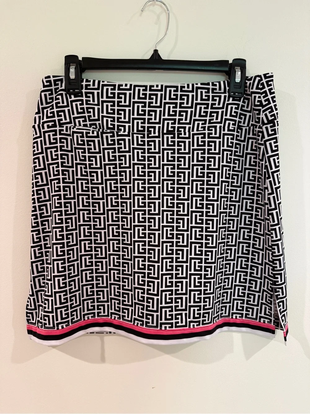 Golftini Black & White Geometric Print Women's Golf Skort with Pink Trim